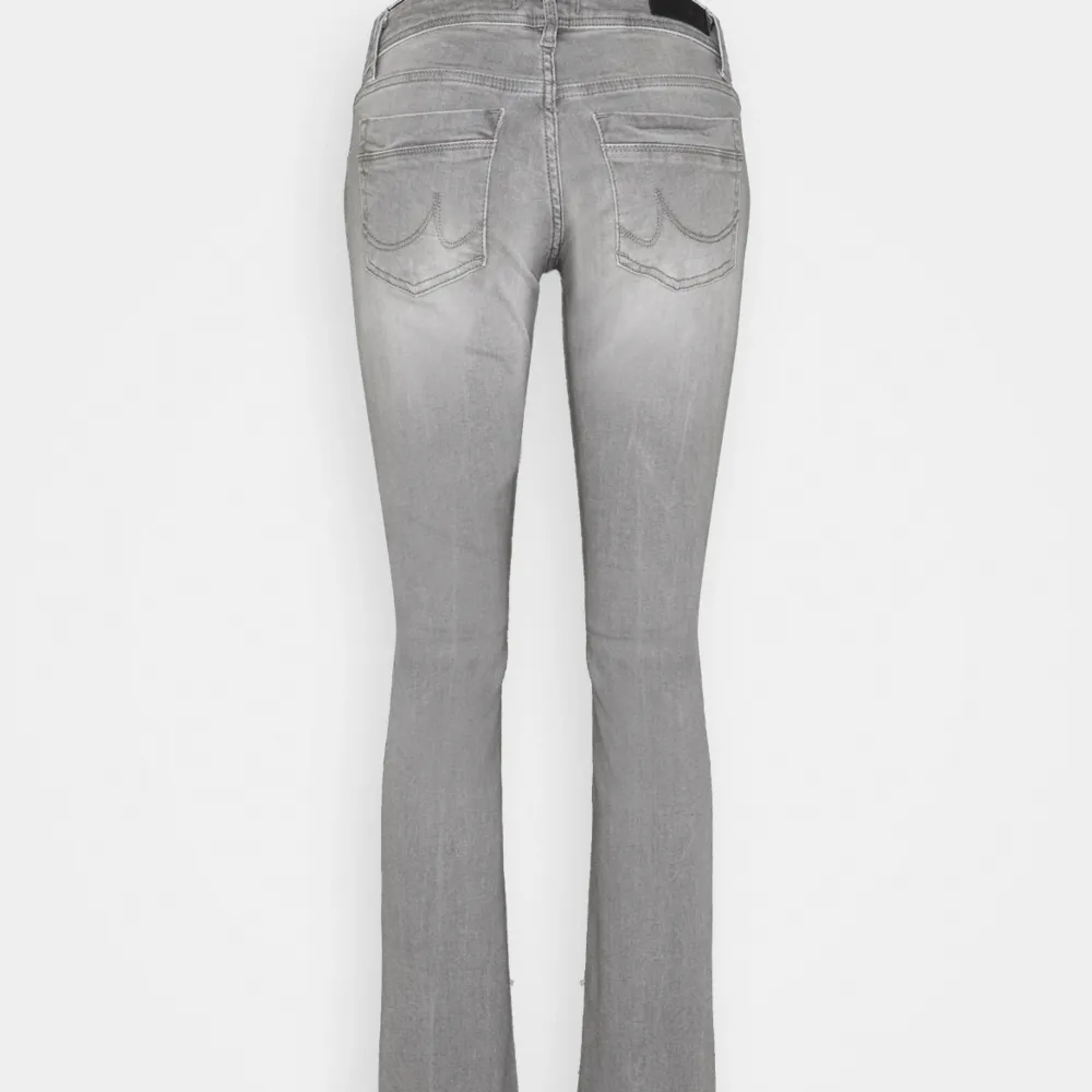 Säljer mina gråa ltb jeans i modellen valerie. Säljer pga att dom är förstora på mig. Köpta här på Plick . Jeans & Byxor.