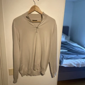 MNG Zip Hoddie - Säljer nu en fet zip tröja! Den är i välvårdat skick och riktigt go. Hör av er om ni har några funderingar!🙌