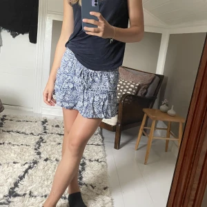 Zara kjol - Såå fin kjol från Zara! Använd ett fåtal gånger men är fortfarande i nyskick. Stretchiga midja så passar flera storlekar <3 Nypris 300kr 