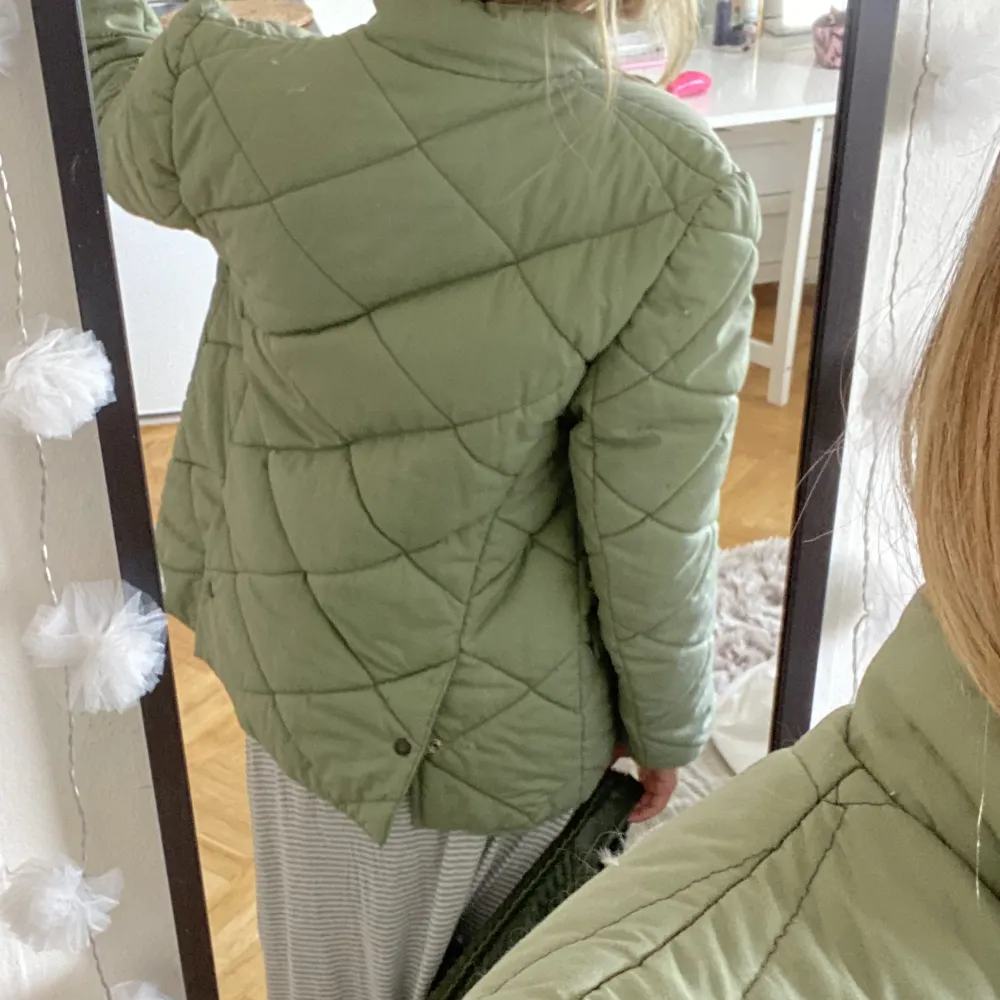 Såå cool jacka perfekt nu till hösten. Färgen är så fin!! Köpt second hand, strl M skulle jag säga! . Takit.