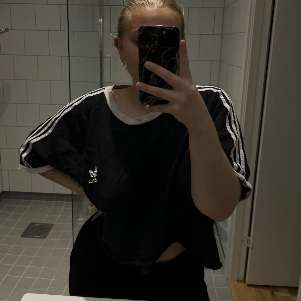 Superfin adidaströja, storlek XXL men klippt till en oversize croptop. Mjukt material, fint skick <3  Katt finns i hemmet. . Toppar.