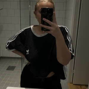 Adidas oversize - Superfin adidaströja, storlek XXL men klippt till en oversize croptop. Mjukt material, fint skick <3  Katt finns i hemmet. 
