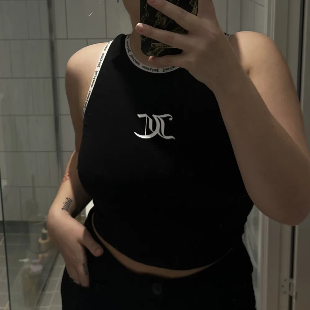 Superfint linne från juicy couture. För litet för mig så endast testat. Toppskick 🌟 tjockt material, inte genomskinligt. Katt finns i hemmet <3 . Toppar.