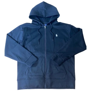 Polo Ralph Lauren - Zip tröja från ralph lauren, säljer för att den var lite för stor för mig. Storlek M kan möjligtvis passa L.