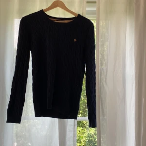 Långärmad tröja  - Säljer denna tröja i fint skick kom privat för fler frågor eller prisförslag, man kna även få fler bilder på tröjan om man vill 