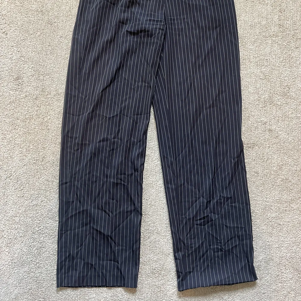 Randiga kostymbyxor från NA-KD. Mörkblå och vita.. Jeans & Byxor.