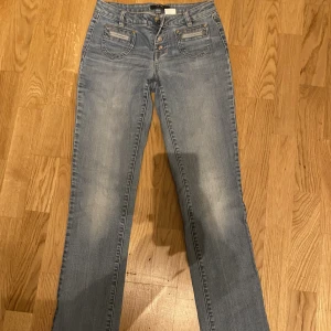 y2k straight leg jeans - strl 34 kan tyvärr inte erbjuda bilder där de sitter på då dem nt passade mig