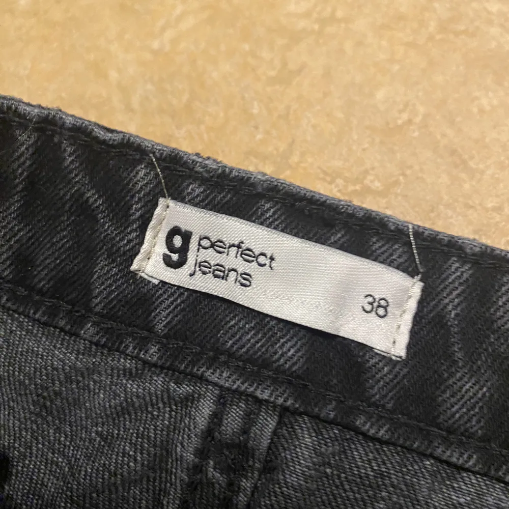 Raka gråa/svarta jeans från Gina tricot med hål på knäna, aldrig använda och därmed i super bra skick. Jeans & Byxor.