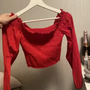 Röd off shoulder tröja från H&M superfint skick men lapparna är bortklippta
