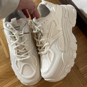 Vita skor  - Vita skor, oanvända då dem va för stora för mig. Dem är true till size men trodde jag hade 38, men har 37:(. 