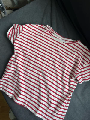 T-shirt  - Säljer denna randiga t-shirten, köpt på zara storlek 152💕💕