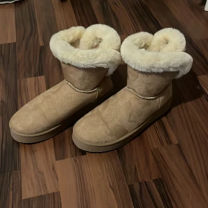 Uggs - Den är mjuk har aldrig använt de och de är små på mig 
