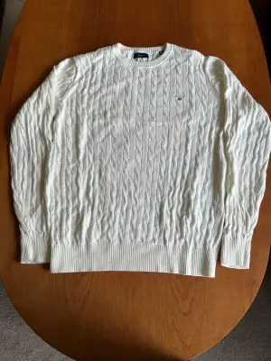 Vit ribbistickad Gant tröja stl158/164. (13-14år). Endast använd 1 gång . Mycket fint skick . 