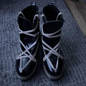 Replica Av Rick Owens X Doc Martens Boot, säljer dom då jag aldrig använder och vill bli av med, inga noticable flaws eller defekter. As sköna boots perfekt för opium fitten💯