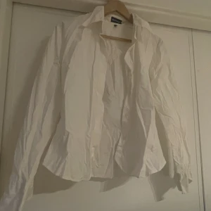 Vit skjorta  - krymp så sitter som en M 