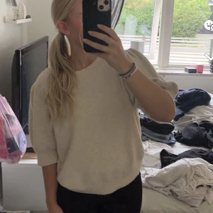 Stickad tshirt - Säljer en beige stickad T-shirt från vero Moda, andvänd 5 gånger ca💕storleken är L men sitter mer som en s, m