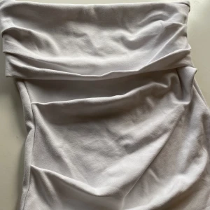 Zara topp - Säljer min helt oanvända as snygga zara tub topp då den aldrig har kommit till användning, kontakta för mer info ❤️😊