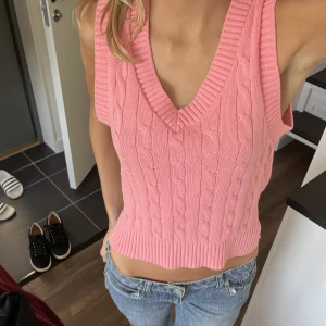 Rosa stickad väst - Jätte gullig väst  Skriv för fler bilder eller frågor