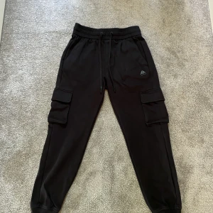Moose knuckle byxor - Moose Knuckle Cargo mjukisbyxor som är i princip nyskick, använda 3 gånger. Storlek S       Cond: 9,5-10      Pris: 500kr eller bud Tags finns            Köpta på NK för 1800kr