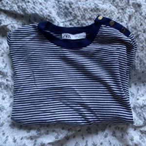 Zara topp - Stripete Zara topp, med knapper på venstre skulder. Søt og ubrukt.