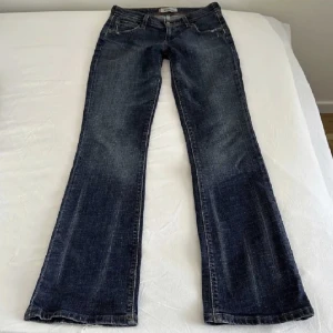 Low waisted jeans - Säljer dessa snygga low waisted jeans som tyvärr inte var min stil när det kom❤️ Skriv för fler bilder ❤️ mått: 37 cm rakt över, 78 midja, 75 cm innerbenslängd❤️