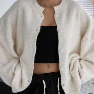 Kofta - Beige kofta med knappar. Kommer aldrig till användning 