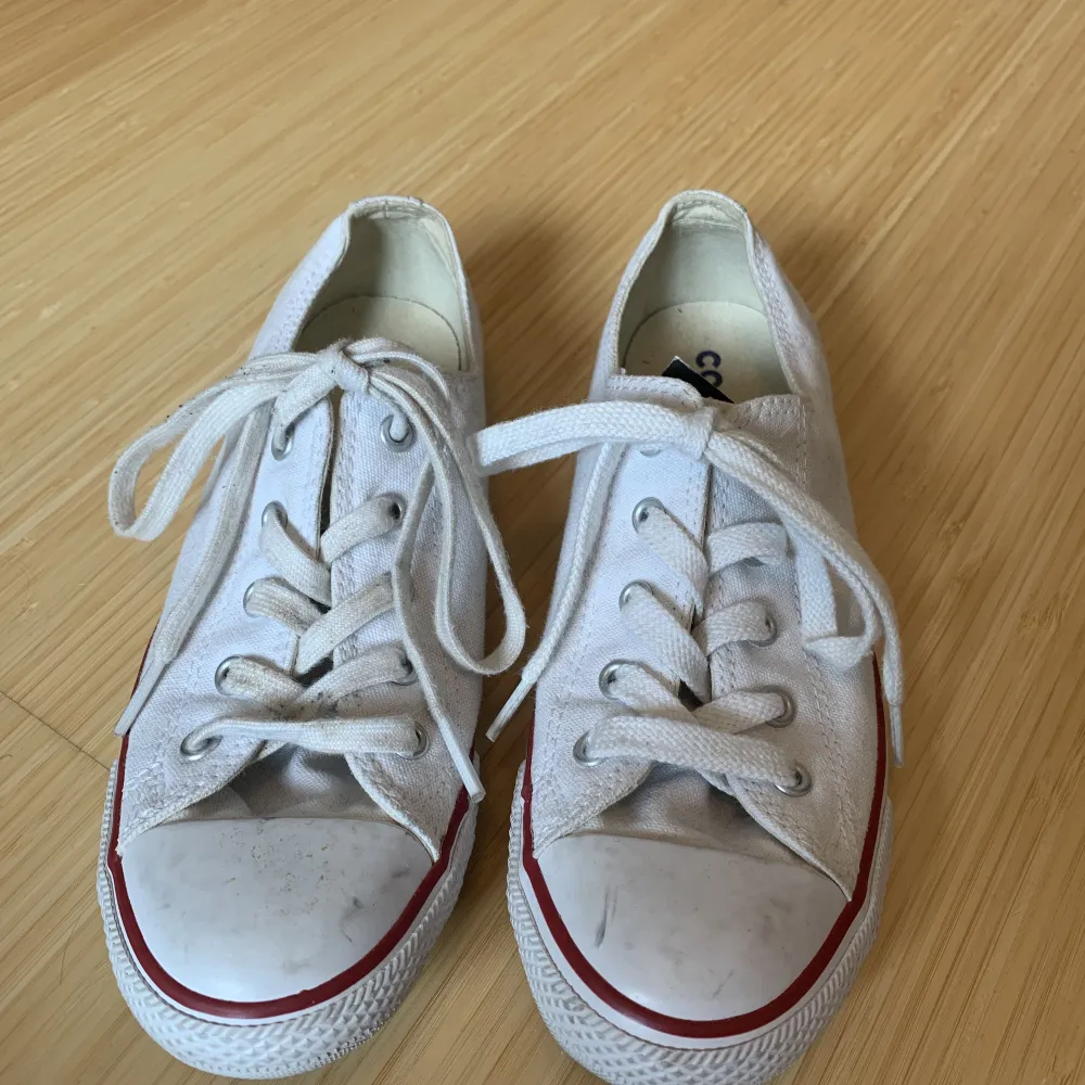 Låga vita Converse som knappt är använda. Bra skick! Är tyvärr försmå för mig.  Skriv vid frågor eller fler bilder✨. Skor.