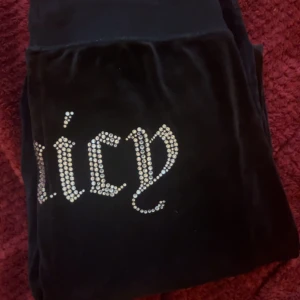 Svarta juicy byxor  - Den är i lagom bra skick, använt de ganska mycket men det är inget fel på de, inga märker eller så🫶🏼