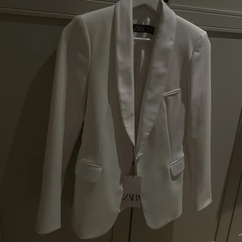 ❌sänkt pris från 500kr❌ Vit oanvänd zara kavaj. Puvut & Bleiserit.