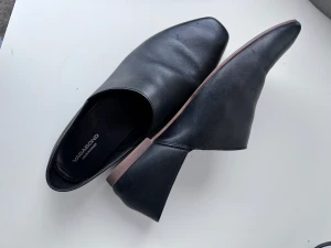 Vagabond loafers stl 38 - Knappt använda loafers från vagabond. Skorna var helt enkelt för små för mig. Otroligt mjukt läder