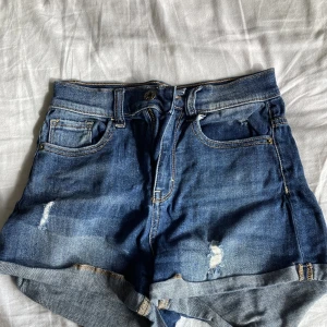 Söta Jeansshorts  - Gammla jeansshorts som är i bra skick. Används inte längre. Passar 36-38.