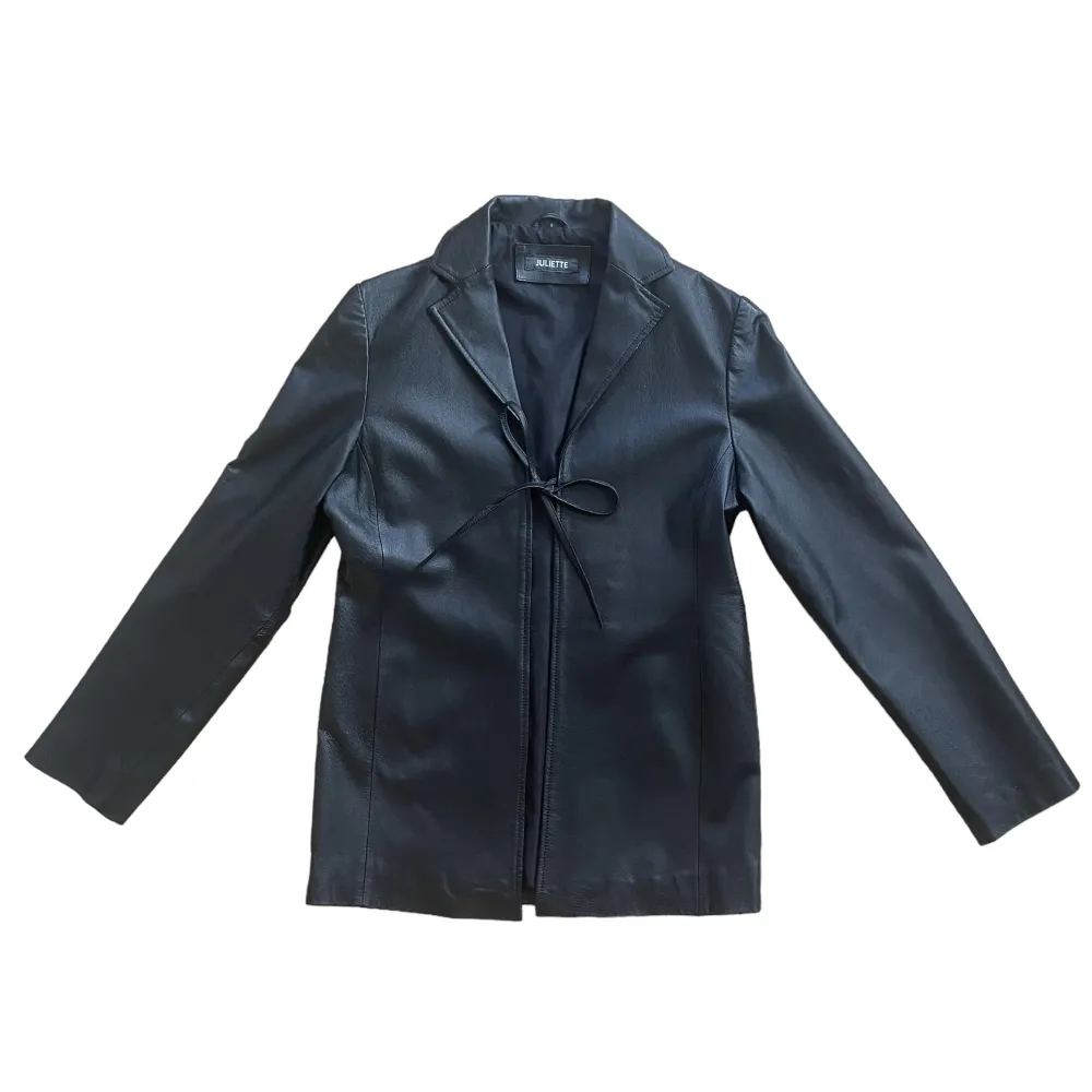 Jättefin svart faux leather jacket i storlek S/M🤍Inga defekter eller slitningar förutom på snören(se bild 3)!! För mått eller frågor DMa gärna!❣️. Jackor.