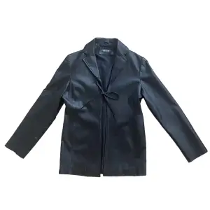 Jättefin svart faux leather jacket i storlek S/M🤍Inga defekter eller slitningar förutom på snören(se bild 3)!! För mått eller frågor DMa gärna!❣️