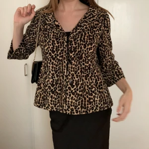 Leopard jacka teddy - En piffig och mysig jacka med snyggt croppade ärmar! 