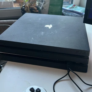 PS4 SVART 1T inkl. Handkontroll  - Hej!  Väljer att sälja min trogna tjänare efter en tid som oanvänd. Köpt år 2020, fungerar som ett nytt PS4 egentligen. 