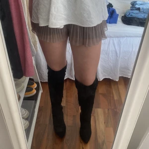 Svarta knähöga klackskor🩷 - Svarta klackar som jag säljer då jag har lite svårt för klackar! Men dom är superfina och önskar jag själv kunde ha dom! Passar perfekt till short, kjol, klänning eller under långbyxor🩷🤗