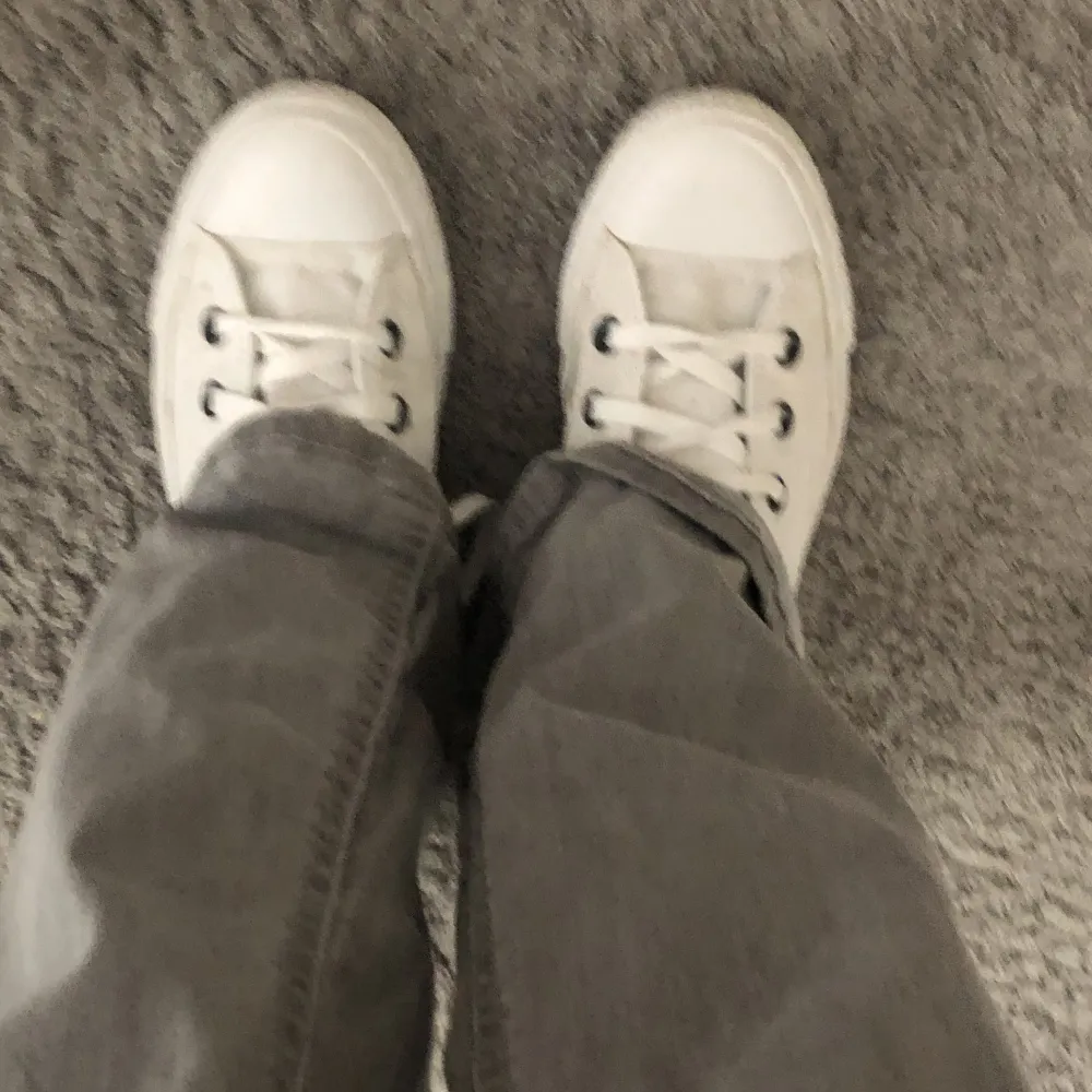 Intressekoll på mina älskade converse. Super fina vita i storlek 37.5. Säljer då dem inte kommer till användning🩷. Skor.