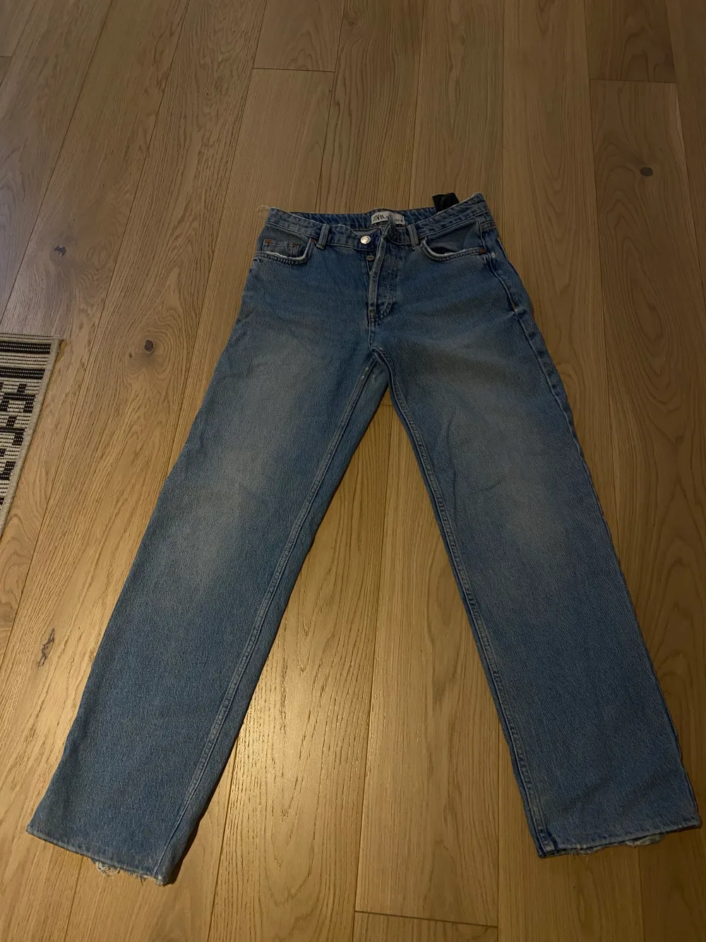 Blå jättesköna jeans från zara som tyvärr inte passar mig längre . Väll använda och har ett litet slitage (se sida 3) som säkert går att laga . Passar mig bra i längden som är 165cm  . Jeans & Byxor.