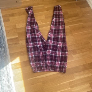 Pyjamas byxor  - Rödvita pyjamas byxor. Liten i storlek.