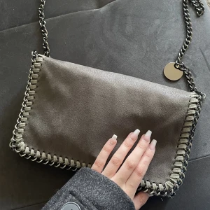 Stella McCartney liknande  - Stella McCartney liknande väska i nyskick!! Bredd:27cm höjd:17 cm. Köp sker via ”köp nu”