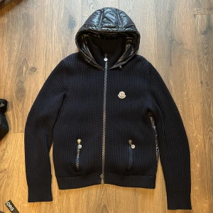 Moncler Cardigan  - Moncler Cardigan med luva i utmärkt skick, 9/10. Modell som inte längre produceras därför svår att få tag på. Storlek L passar M. Nypris 9000kr mitt pris 4500. Bara att skriva vid frågor och funderingar! :)