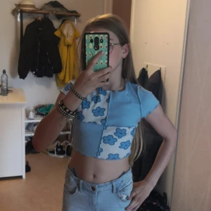 Crop top tröja från Shein  - En crop top tröja från Shein som är ljusblå med blommor på. Är i väldigt bra skick och är såklart tvättad. 💙💙🤍