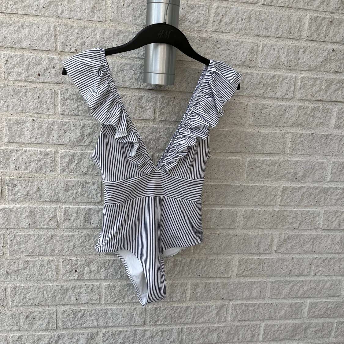 Randig baddräkt med volanger  - 90