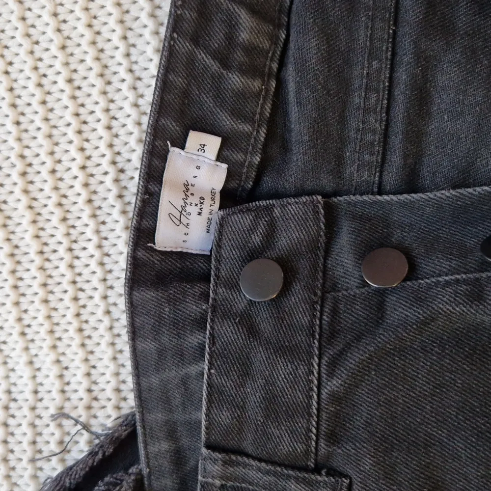 Helt oanvända dundersnygga jeans från Hanna Schönbergs kollektiok med NA-KD.  Säljer då dom alltid varit för små men jag vägrat acceptera det 🥲 Storlek 34 men passar nog även mindre.. Jeans & Byxor.