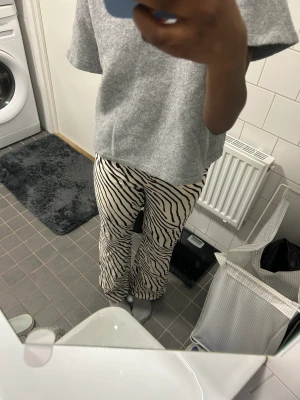 Zebra byxor - Så coola och fina byxor! Passar till fest eller andra event🖤🤍