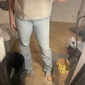 super fina blåa jeans med bootcut / flare. byxorna är kanppt använda & har inga skador. Byxorna är liten i storleken så skulle säga att dom passar ngn med storlek 40.