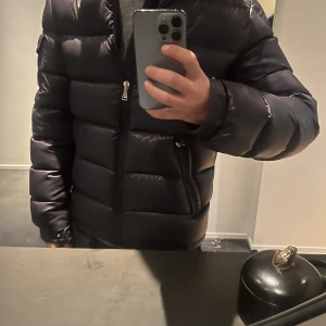 Moncler Jacka - En skit snygg moncler jacka nu till höst/vinter storlek 14år. Nypris 8500kr, mittpris 5500kr. Kvitto finns! Köpt på Nk i Stockholm förra vintern.