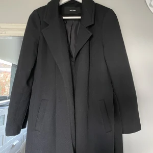 Svart kappa  - Säljer denna kappa från vero moda i storlek S!💕