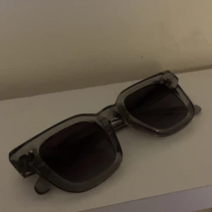 Chimi 04 grey - Hej, säljer mina chimi glasögon. Det är 04 modell och färgen är grey. Skicket är bra inga sprickor eller så det ända är att man behöver spänna bågarna, det går ju självklart att använda dem ändå. Nypris 1299kr