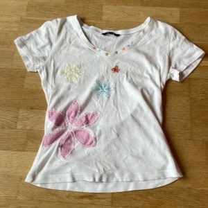 Vit tröja med sydda blommor - Köpt på second hand, inte jag som ritade, aldrig andvänd av mig